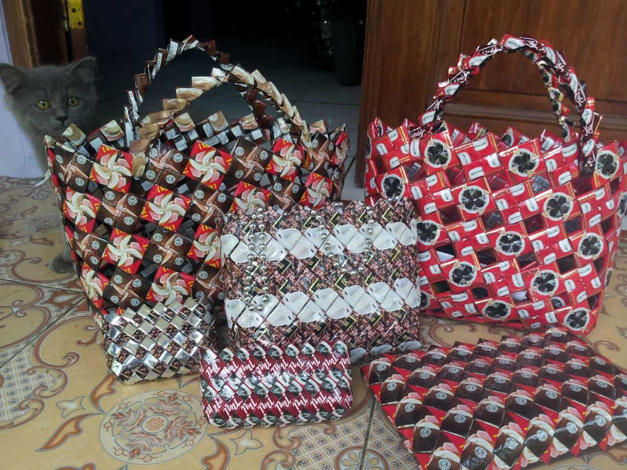 Daur Ulang Plastik Menjadi Kerajinan
