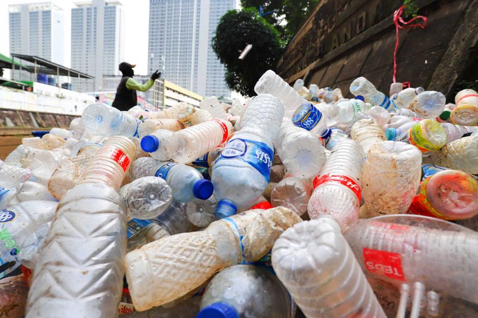 Mendaur ulang botol plastik