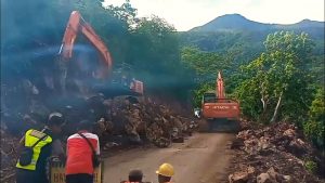 cara aman memecah batu gunung