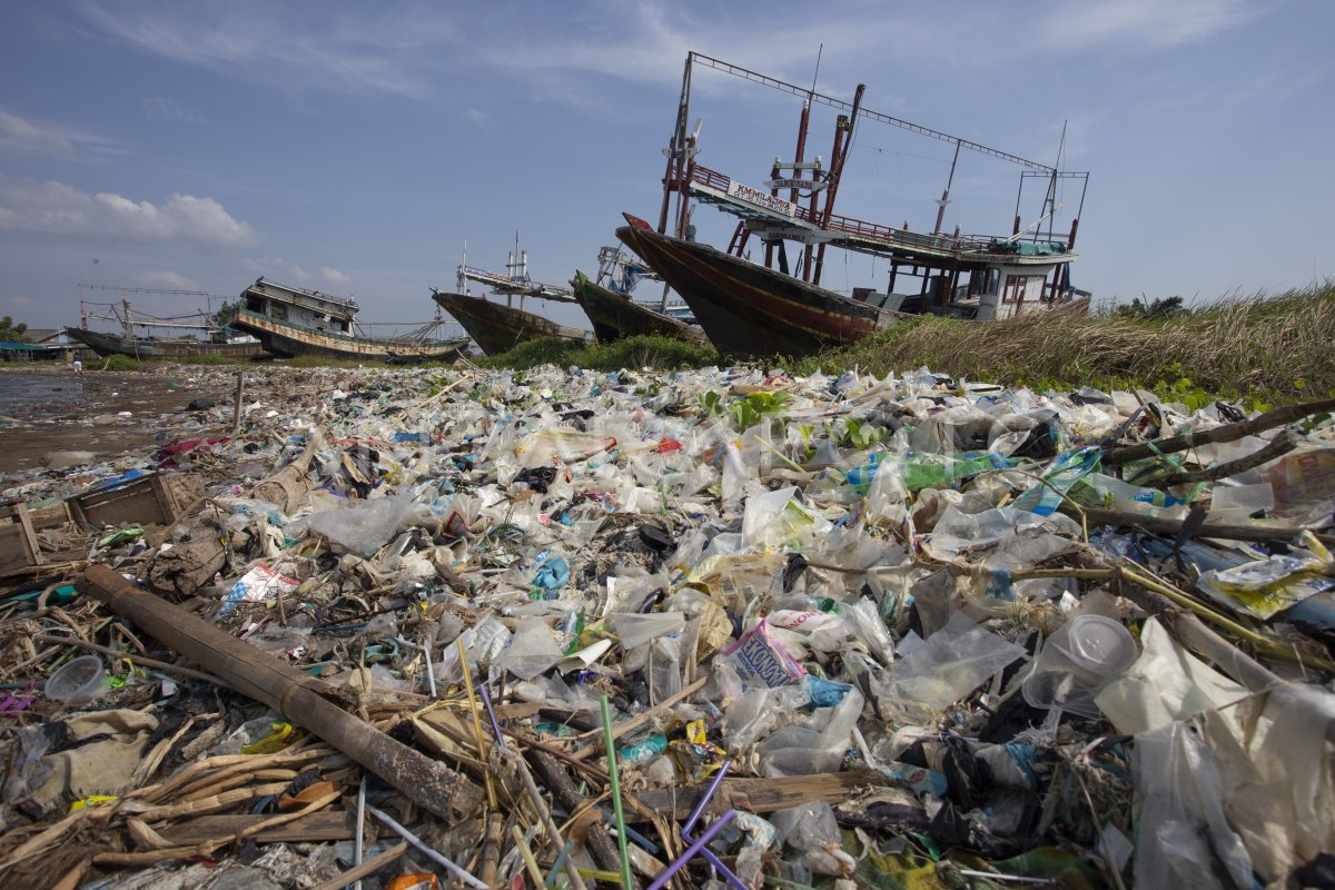 Plastik di Pantai