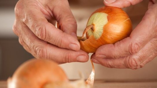 cara kupas bawang dalam jumlah banyak