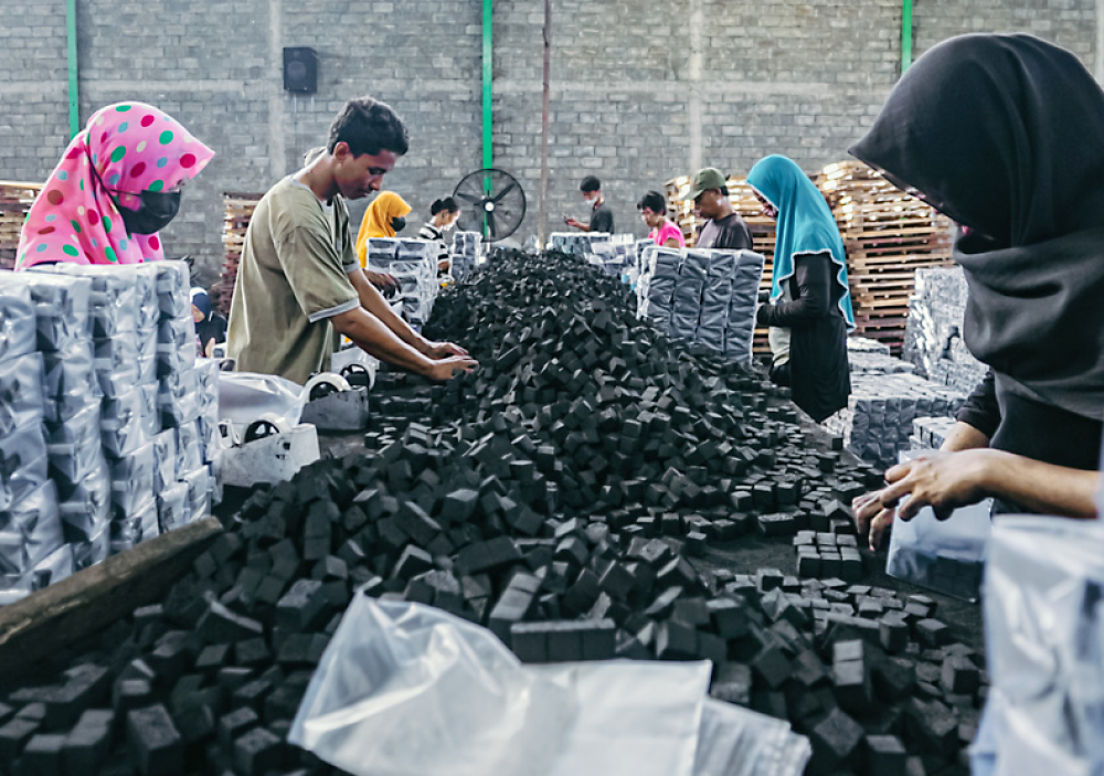 Indonesia charcoal exporter with premium coconut briquettes