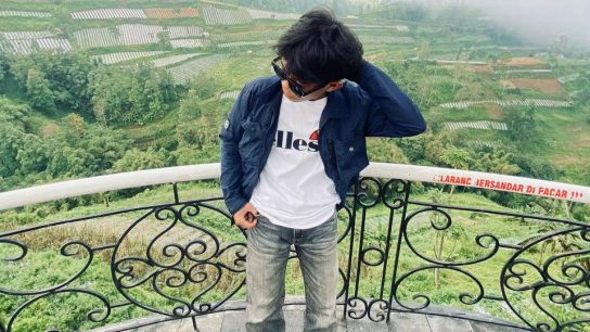 berpakaian kasual pria