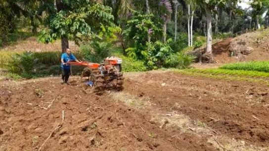 cara membajak lahan tanah kering